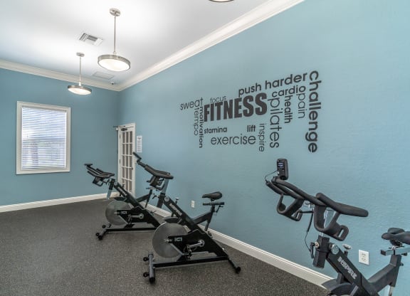 the gym at the hunters run apartments