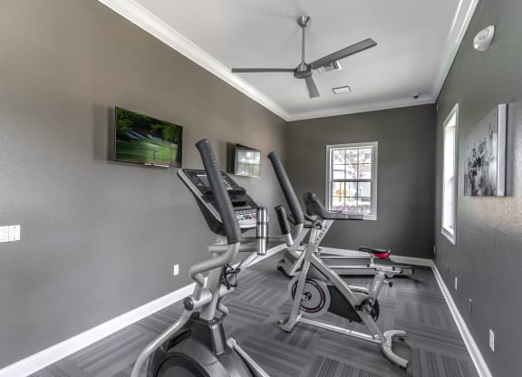 the gym at the whispering winds apartments in pearland, tx