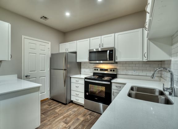 Mountainside Kitchen Fully Equipped Kitchen with Stainless Steel Appliances Dishwasher and Garbage Disposal