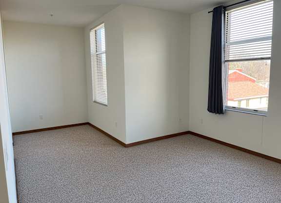 A room with a window and a carpeted floor at Cornerstone & Ravenna* Apartments, Shorewood, WI, 53211
