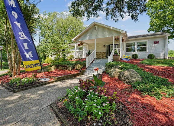Outdoor Garden Space at Windsor Harbor Apartments, Charlotte, NC 28215
