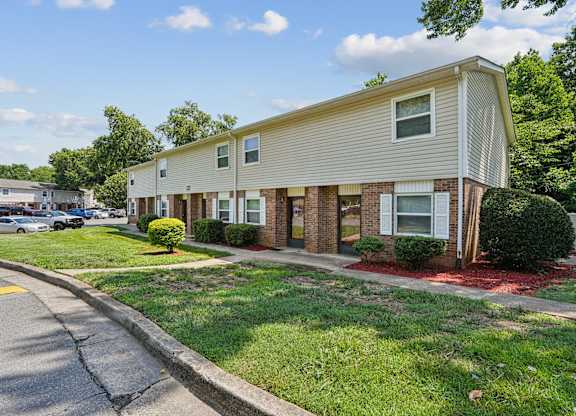 Lush Green Lawn at Windsor Harbor Apartments, Charlotte
