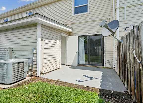 Backyard Area at Windsor Harbor Apartments, Charlotte, NC