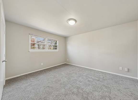 Room with carpeted floor at Lexington on the Green, Raleigh, NC, 27604