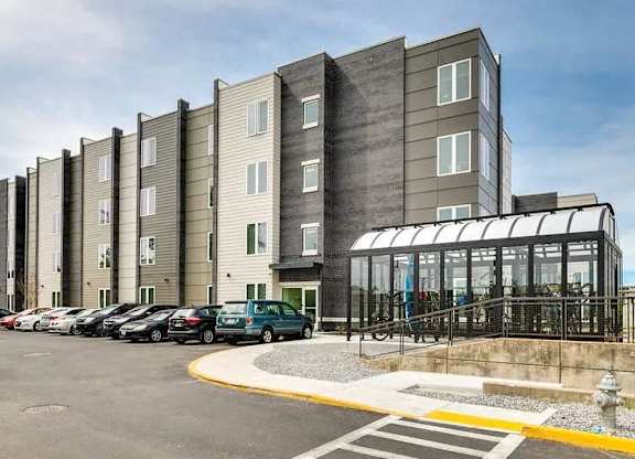 a row of cars parked in front of a building