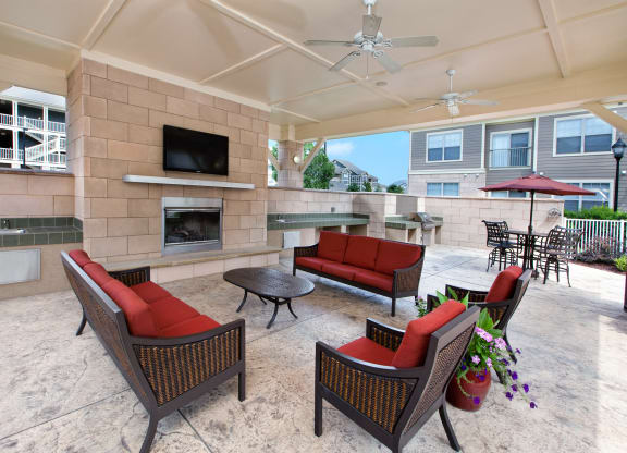 Summerhouse with Fireplace, TV, and Grills