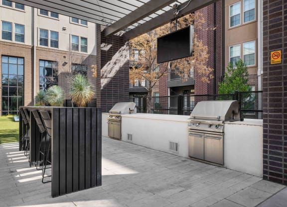 Poolside BBQ and Picnic Areas