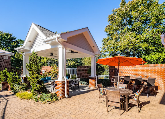 the preserve at ballantyne commons patio and dining area
