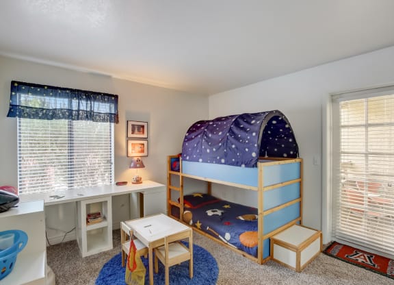 Large Bedroom at Glen at Mesa Apartments, Arizona 85201