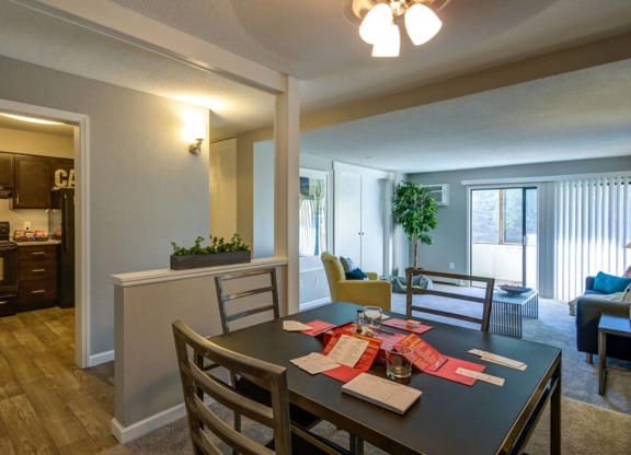 Dining Area at Glen at Burnsville, Burnsville, MN