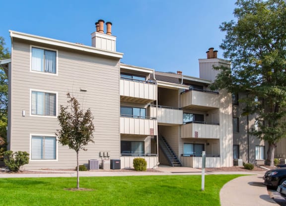 Building Exterior at Deer Crest Apartments, Broomfield, 80020