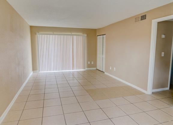 Unfurnished Living Area at Hibiscus Place Apartments, Florida, 32808