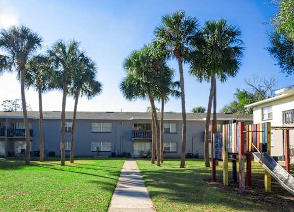 Courtyard Green Space at Hibiscus Place Apartments, Orlando, FL