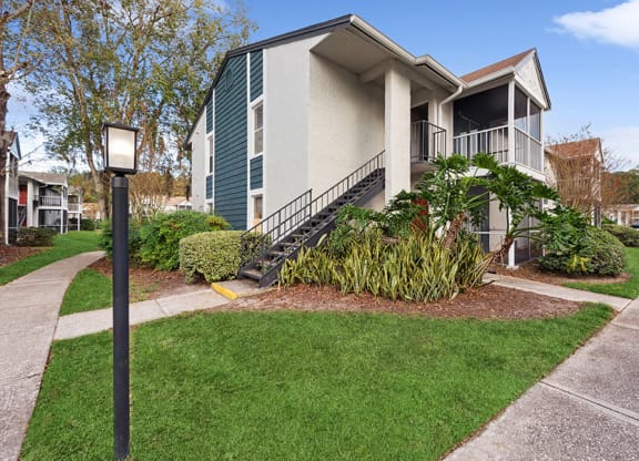 Exterior Community Building and Landscape at Vue at Baymeadows Apartments in Jacksonville, FL.