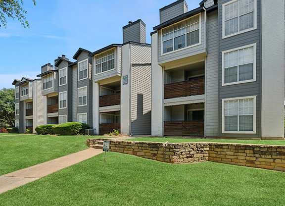 Exterior Community Building and Landscape at Cobblestone Apartments located in Arlington, TX.