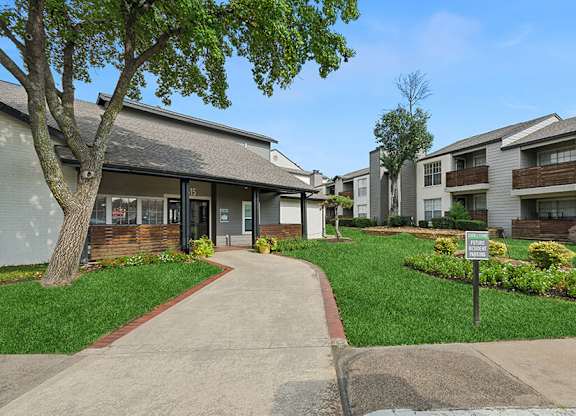 Community Clubhouse and Landscape at Cobblestone Apartments located in Arlington, TX.