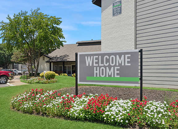 Community Monument Sign that says Welcome Home at Cobblestone Apartments located in Arlington, TX.