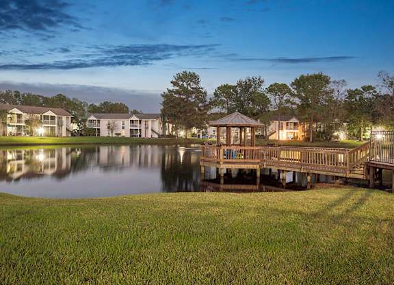 Community Lake with Deck at Vue at Baymeadows Apartments located in Jacksonville, FL.