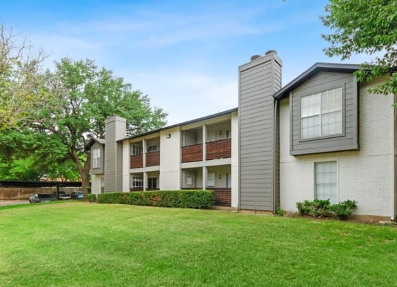Apartment exterior showcasing well kept landscape at Autumnwood, Texas