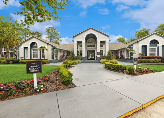 Leasing office exterior at Vue at Baymeadows Apartments in Jacksonville, Florida