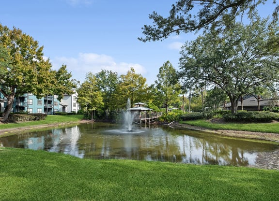 Community Pond with Fountain at Fountains Lee Vista Apartments in Orlando, FL.