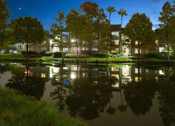 Community Pond with View of Exterior Building at Fountains at Lee Vista Apartments in Orlando, FL.