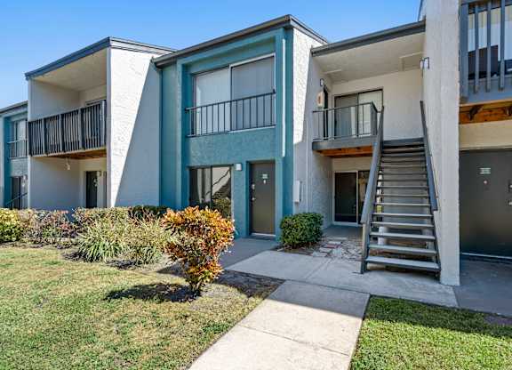 Community picture of the front of an apartment building at Oasis at Bayside in Largo, FL.