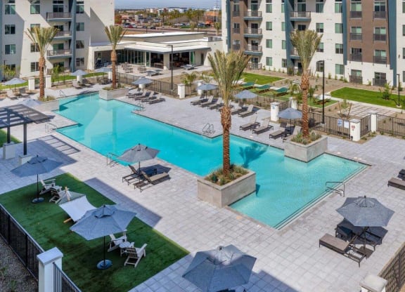 Aerial view of the pool at Glen 91 Apartments in Glendale, AZ