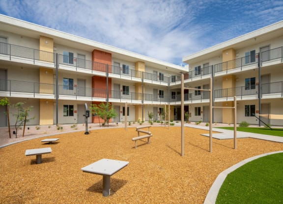 this is a photo of the courtyard in the courtyard apartment at harvard square apartments in d
