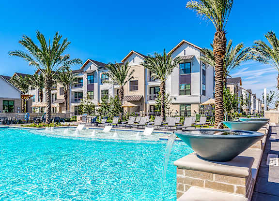 Swimming Pool And Fountain at Alys Crossing Apartments, Cypress, Texas
