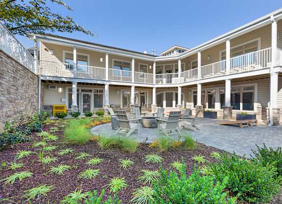 the courtyard at the preserve apartments at Copper and Quarry Village, Maryland
