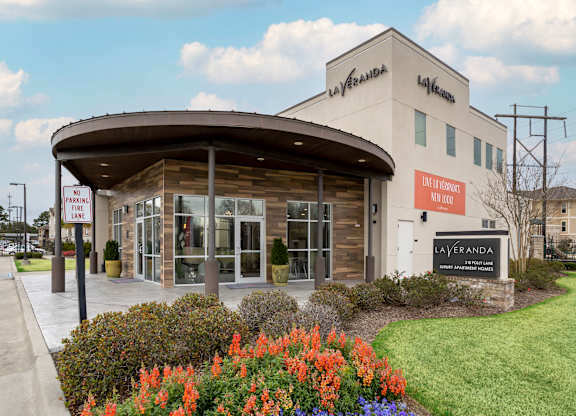 Clubhouse Enrance at La Veranda at Polly Lane Apartments, LA 70508