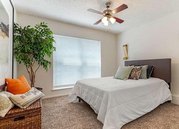 Bedroom with high ceiling fan at Lakeshore Landing Apartments, Ridgeland, MS, 39157