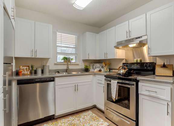 Kitchen at Lakeshore Landing Apartments, Ridgeland, MS, 39157