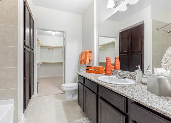 Designer Bathroom Suites at Mansfield on the Green, Milwaukie, TX, Texas