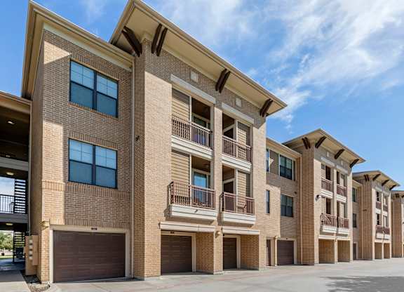 Building with balconies at Mansfield on the Green, Milwaukie
