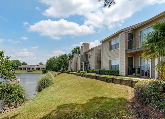 Lush Green Outdoor at Reflection Pointe, Flowood, MS
