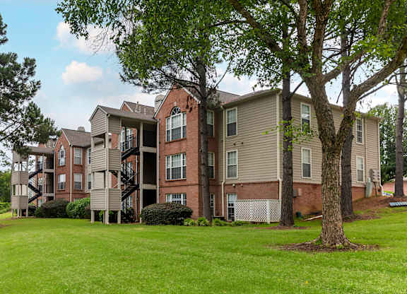 Front View Of Main Building at Southaven Pointe Apartments, Mississippi