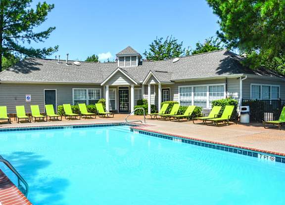 the resort style pool at Southaven Pointe Apartments, Southaven, MS 38671