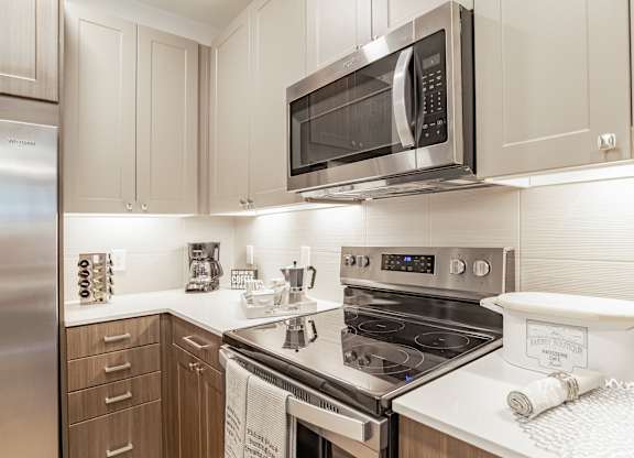 Fully Equipped Kitchen at Stone Loch Apartments, Tomball, TX 77375
