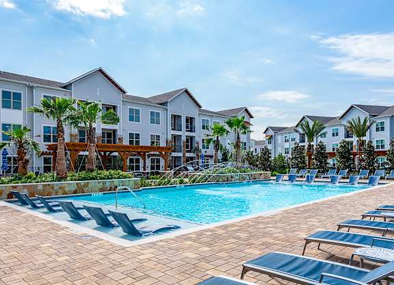 Pool Seating at Stone Loch Apartments, TX 77375