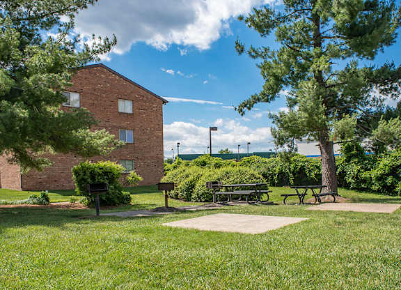 Elegant Exterior View Of Property at The Manor/The Manor East Apartments, Leesburg, VA