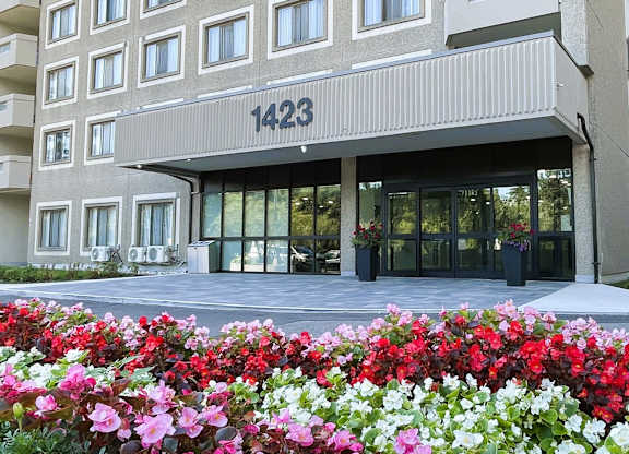 A building with the number 1423 on it.
