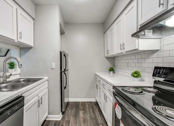Fully Furnished Kitchen at Bellaire Oaks Apartments, Texas