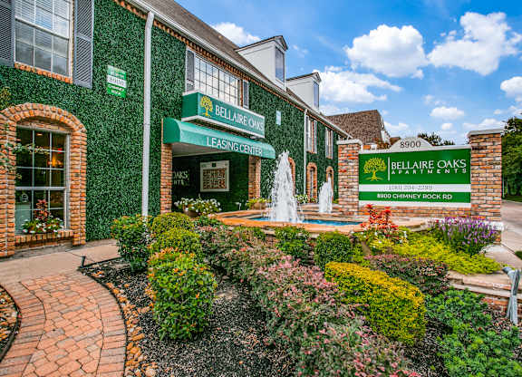 front entrance at Bellaire Oaks Apartments, Texas, 77096