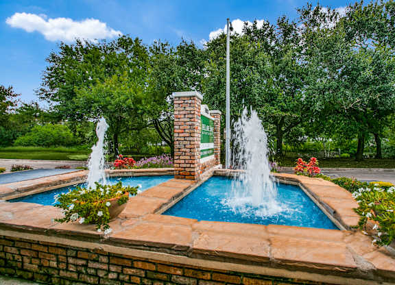 front fountain at Bellaire Oaks Apartments, Texas