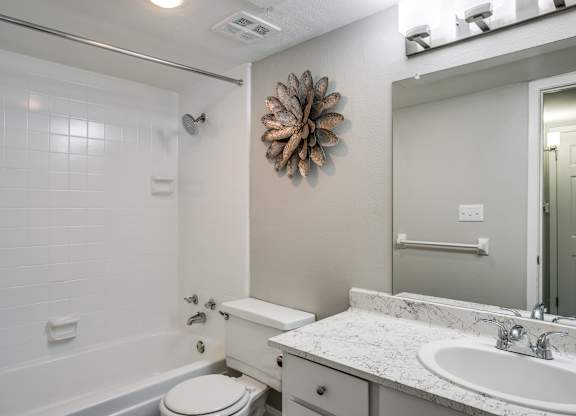 bathroom at Bellaire Oaks Apartments, Texas, 77096