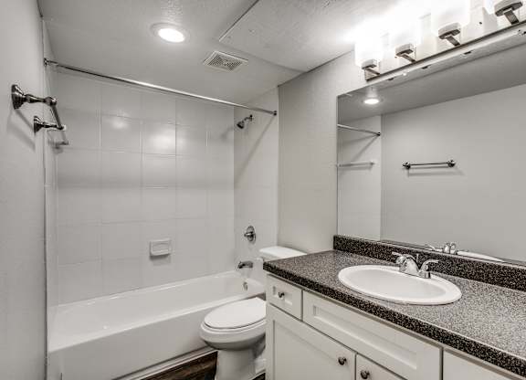 Bathroom at Bellaire Oaks Apartments, Texas, 77096