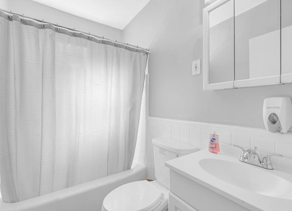 bathroom at Hampton Gardens, Saint Louis