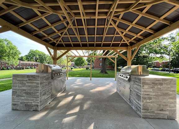 Picnic And Bbq Area at Hampton Gardens, Saint Louis, MO, 63139
